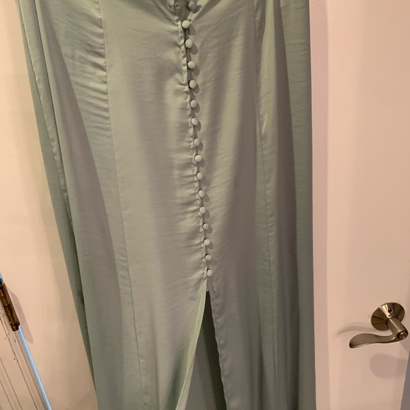 Elegant Green Skirt with Button Detail - Picture 1 of 7